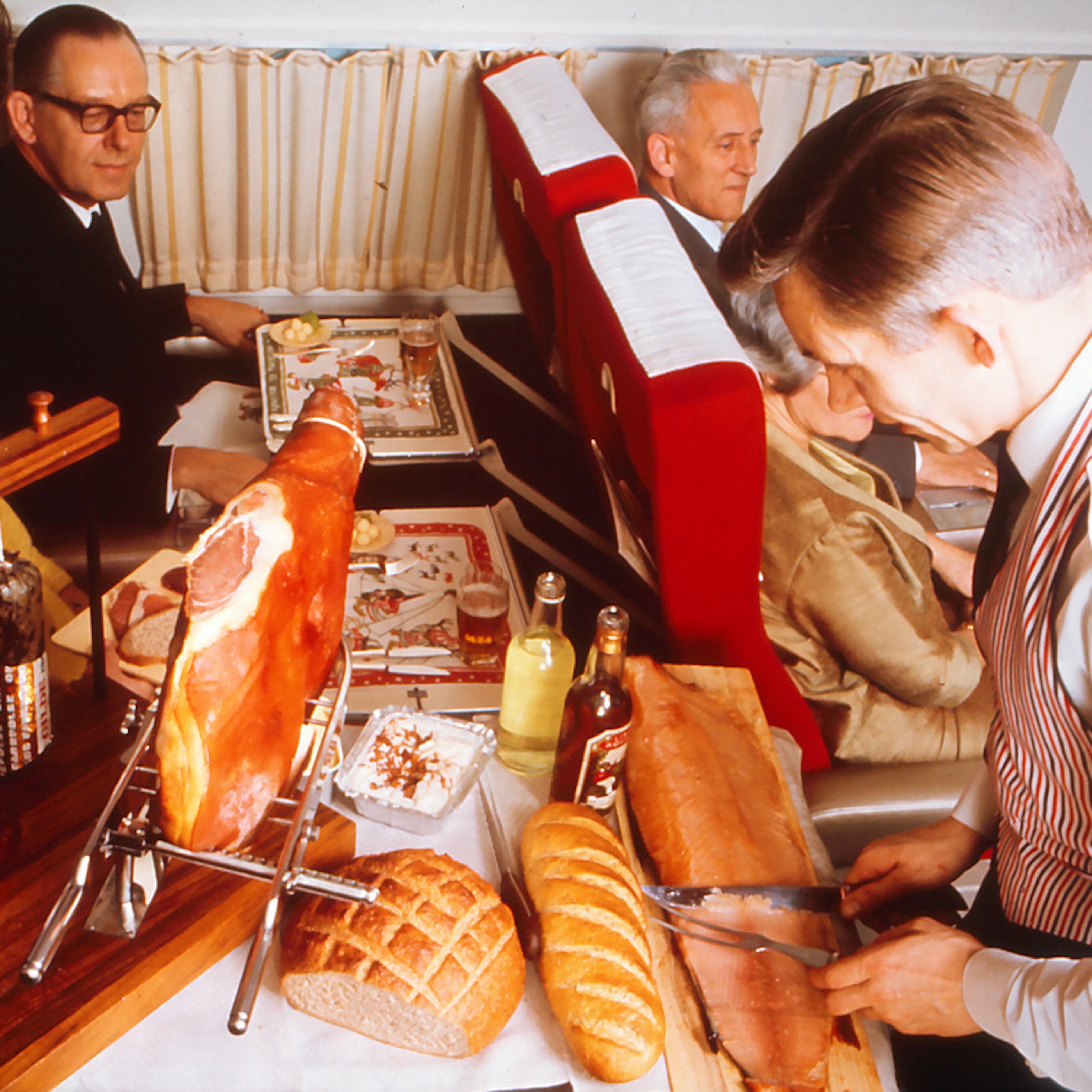 The Glory Days of In-Flight Dining: From Smorgasbord to Baked Alaska